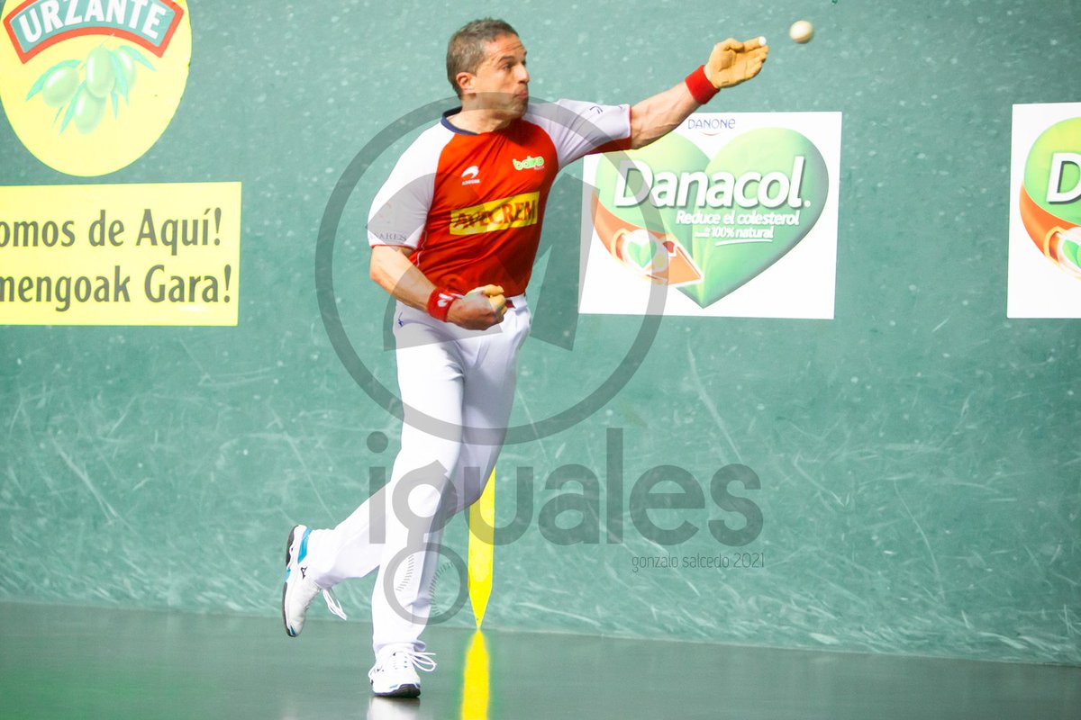 21iguales's tweet photo. ⚾️ #DespedidaOlaizolaII

🔴 Olaizola II - Imaz 22
🔵 Jaka - Aretxabaleta 13

➡️ Olaizal II se despide de la pelota el día de su 42 cumpleaños siendo uno de los mejores pelotaris de la historia.

🎉 ZORIONAK!!

⏩ https://t.co/8sdXPgvScO 

#PelotaVasca https://t.co/66wcYFb9n8