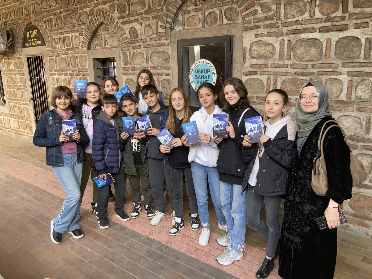 Bugün Penko İ.Ö.O’dan ziyaretimize gelen, geleceğimizin teminatı balalarımıza kitap hediye edebilmek ve Türkçe kitaba erişim hususunda bizim yaşadığımız zorlukları yaşamamalarına vesile olabilmek mutluluk verici. Her daim Türklüklerini ve dillerini muhafaza etmeleri dileğiyle.