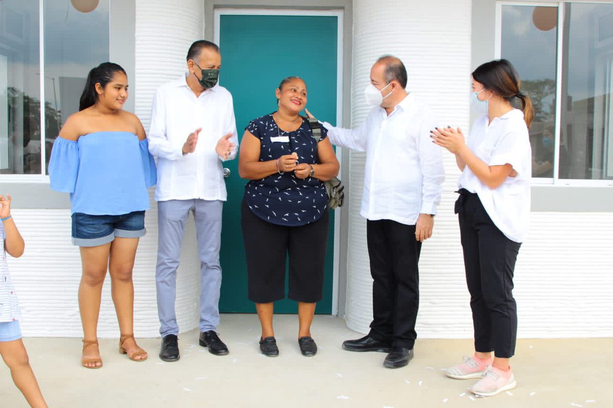 BienestarGobTab's tweet photo. En representación del Gobernador del Estado, Carlos Manuel Merino Campos, el titular de la SBSCC, Lic. Manuel Sebastián Graniel Burelo, entregó, en su 1ra etapa, 65 viviendas de la Comunidad 2030, en Tucta, Nacajuca, la única en su tipo, fabricadas con ecoblock y en formato 3D. https://t.co/K5c8yYHrNc