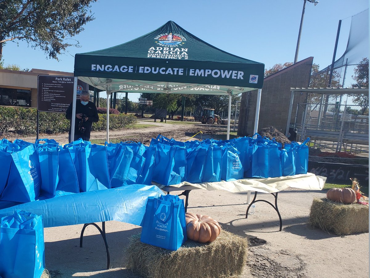 KimCounselor1's tweet photo. Thank you Equality Health Foundation and @HarrisCoPct2 for being kind and providing free turkeys to our @OdomES_AISD families and Aldine community. #equalhealthforall #WorldKindnessDay @RicardoPequeno1 https://t.co/afb4JbjY78
