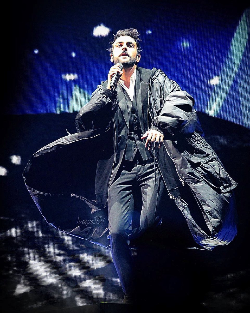 ajnamaybe's tweet photo. Ricordi FB.
Il potenziale scenografico di un impermeabile nelle foto di JusquaToi #MengoniLive2016 https://t.co/93r45UCD1L