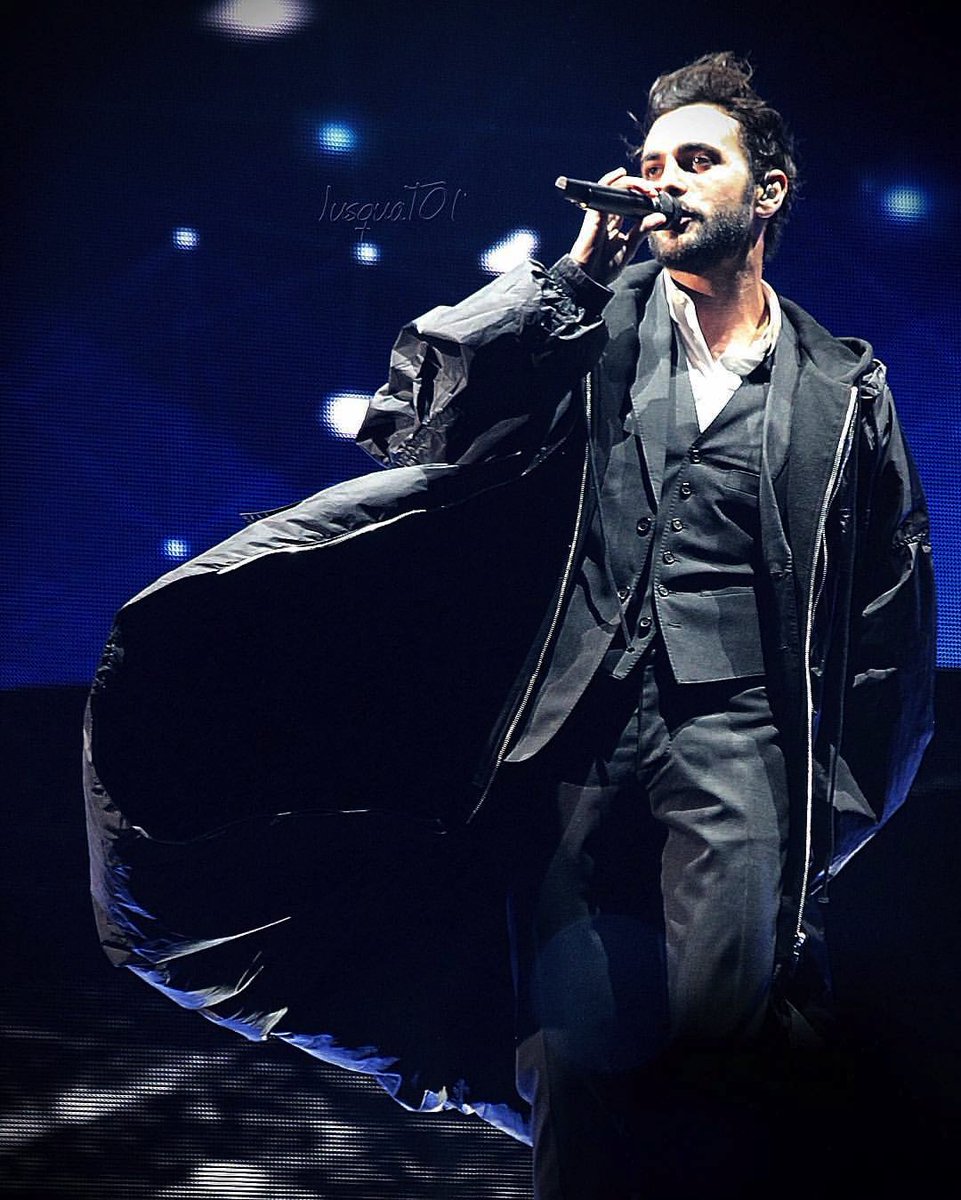 ajnamaybe's tweet photo. Ricordi FB.
Il potenziale scenografico di un impermeabile nelle foto di JusquaToi #MengoniLive2016 https://t.co/93r45UCD1L