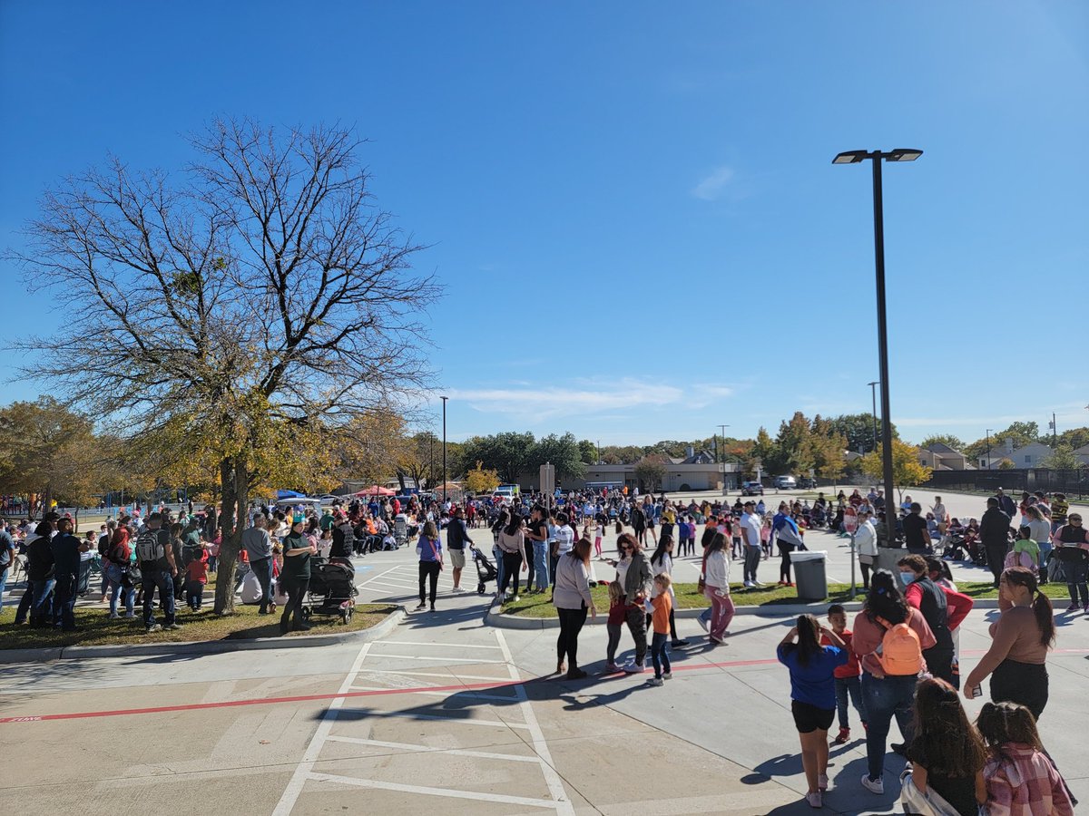 MrJClarkTeach's tweet photo. Y'all! Look at this CROWD! Tons of fun happening out here at @TimberlineNews! Taste of Timberline is BACK! Don't worry about the lines though, it's moving quick and the food is HOT! Get down here before 2 for some awesome @GCISD fun! #WeAreGCISD #TESLeads #TigerStrong https://t.co/RX4ybntC9j