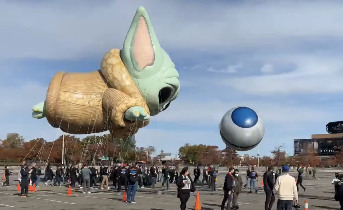 brianmariotti's tweet photo. Had an amazing time at #Balloonfest. Check out the Funko Pop! inspired STAR WARS™ THE MANDALORIAN™ Grogu™ balloon! #Balloonfest #StarWars #TheMandalorian #Funko #MacysParade https://t.co/AGNJxV1HRo