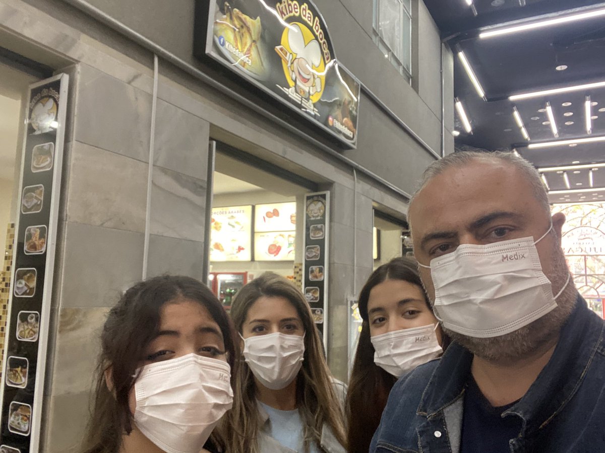 Hj foi dia de passear pelo centro da nossa querida Curitiba. 
Aproveitamos pra as meninas conhecerem a Galeria e Edifício Tijucas , construído a muitos anos atrás pelo nosso avô Dr. Ney Leprevost.
E  tb não deixamos de comer as maravilhosas delícias árabes do @kibedaboca !!!!