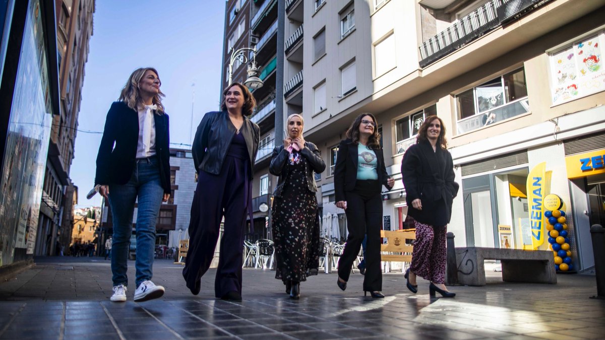 Yolanda_Diaz_'s tweet photo. Lo que hemos compartido hoy en València, la alegría, el entusiasmo, la posibilidad de hablar entre nosotras, es la prueba de que, con #OtrasPolíticas, se puede transformar la vida de las personas.

Caminemos juntas. https://t.co/jJZypYnvJl