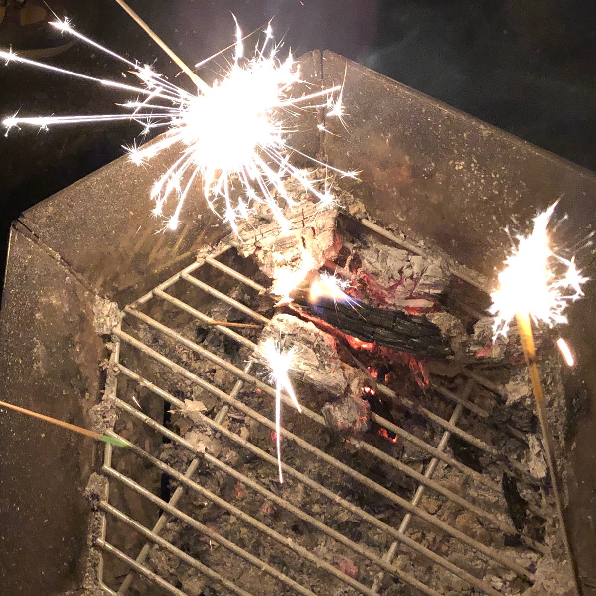 hspfire9's tweet photo. 秋キャンプのつもりが極寒でした🥶

でも、焚き火や今年初の花火もできて良かったです🎆 https://t.co/2bl84GDu8f