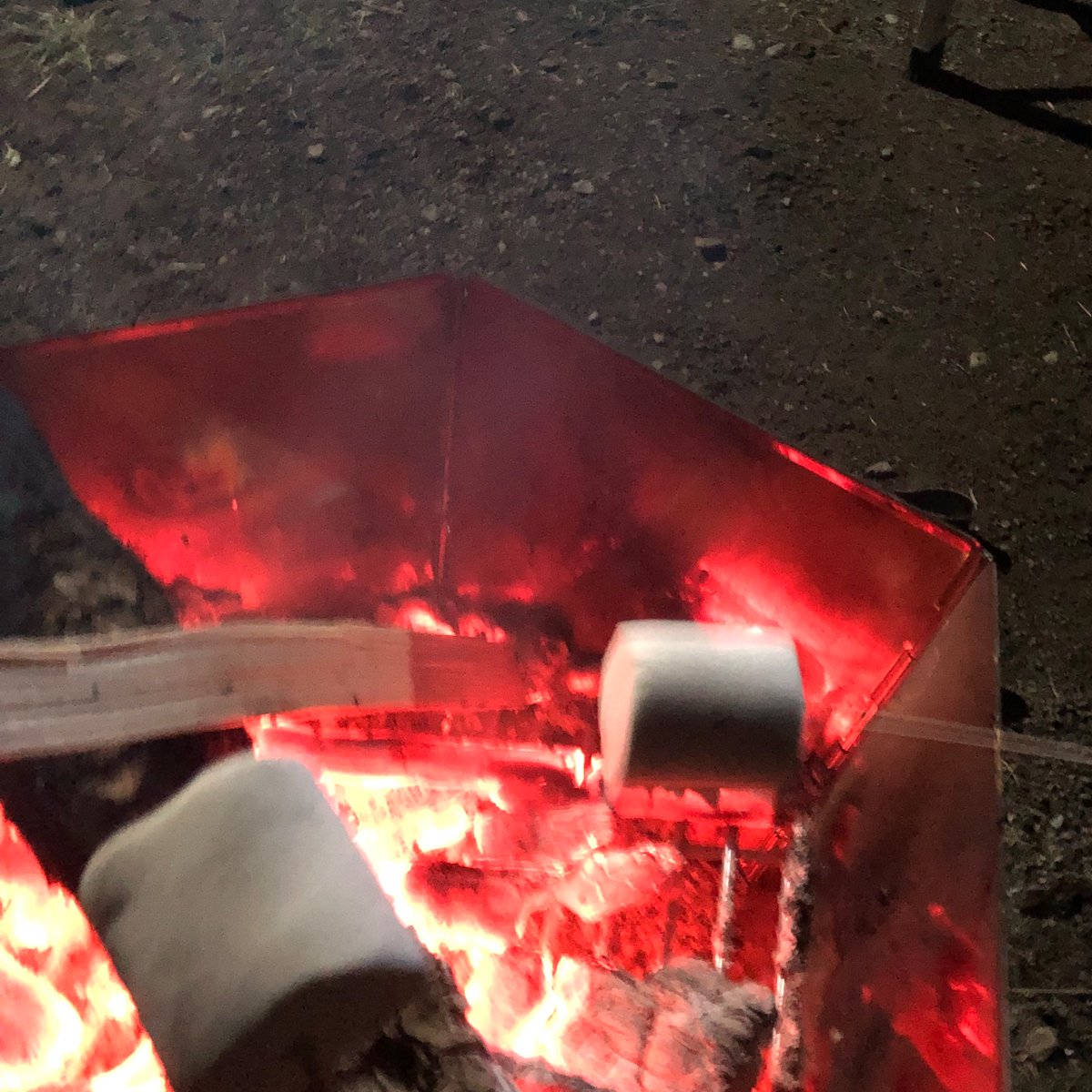 hspfire9's tweet photo. 秋キャンプのつもりが極寒でした🥶

でも、焚き火や今年初の花火もできて良かったです🎆 https://t.co/2bl84GDu8f