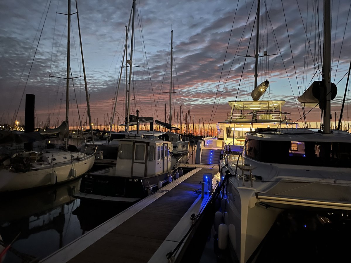 Fin de journée sur la préparation Elba 45 à La Rochelle <a href="/FountainePajot/">FountainePajot</a> #elba45 #larochelle #catamaran #caraibes #katamaran