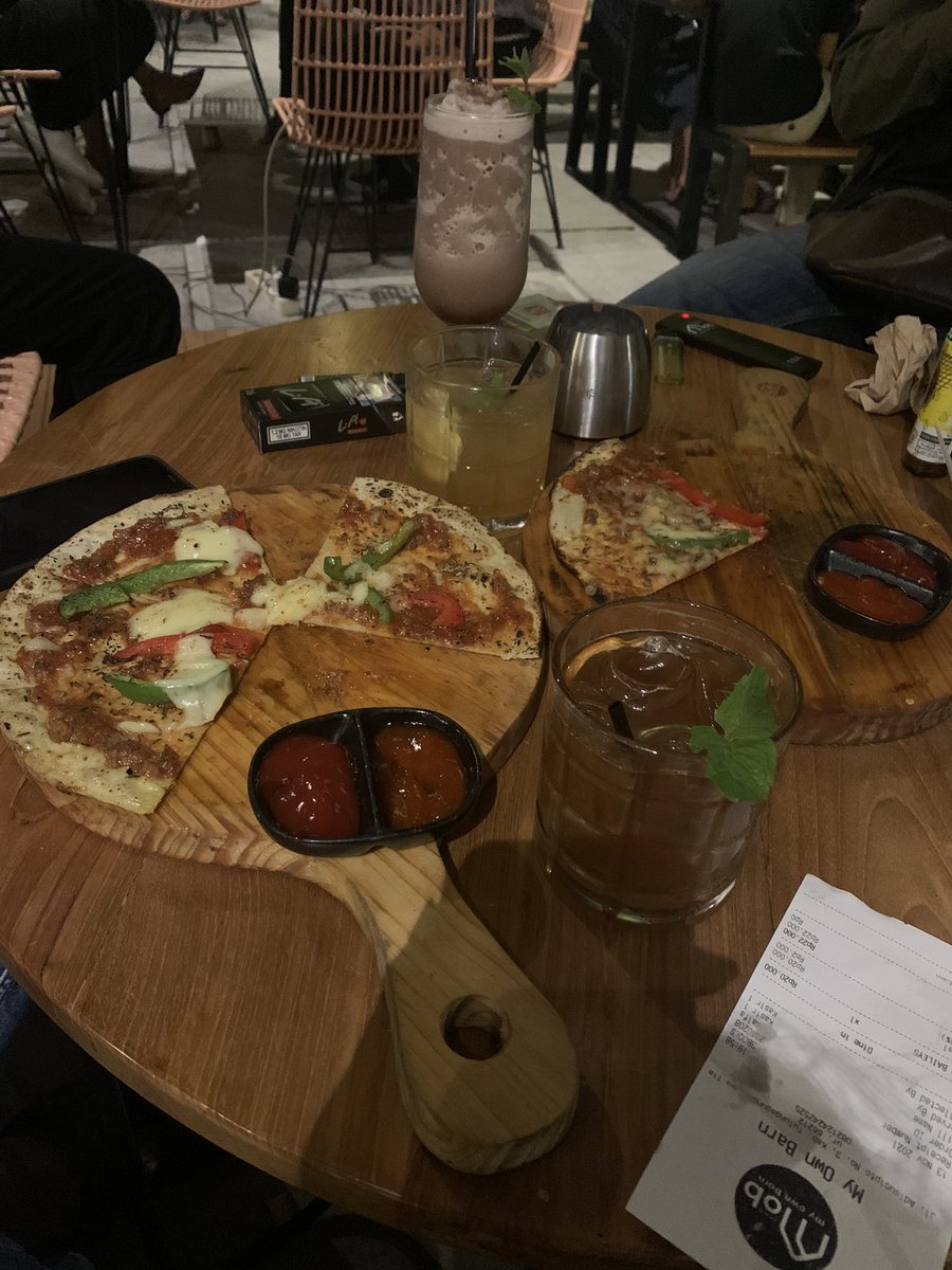 sekar166's tweet photo. ritual sabtu malam kalo gak nongki kayak ada yg kurang aja gtu🤣 https://t.co/wqTG63CwvH