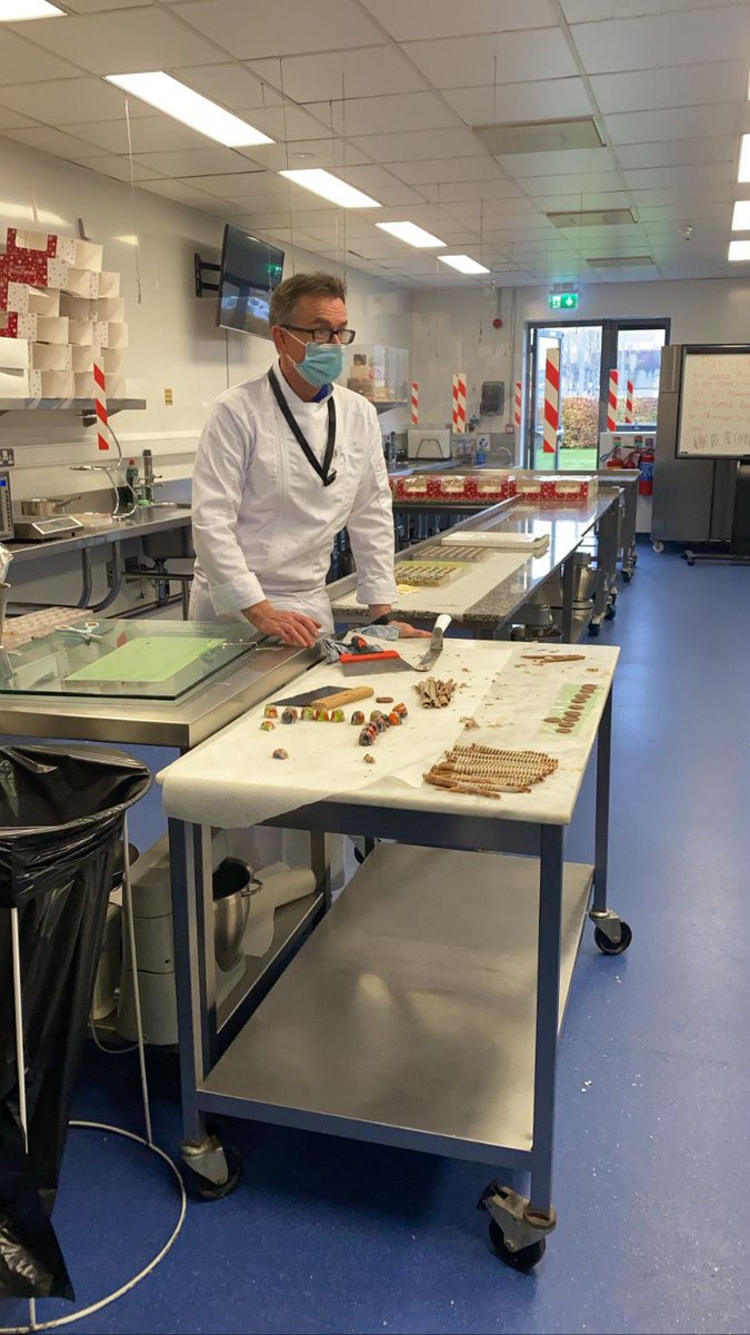 TUS_Athlone_'s tweet photo. Kevin Ward our Lecturer in Culinary Arts giving a demo to students interested in courses in our Dept of Hospitality Tourism and Leisure Studies. #CareersInHospitality #StartYourNextChapter #WeAreTUS @TUS_ie https://t.co/p0v6oi29Nz