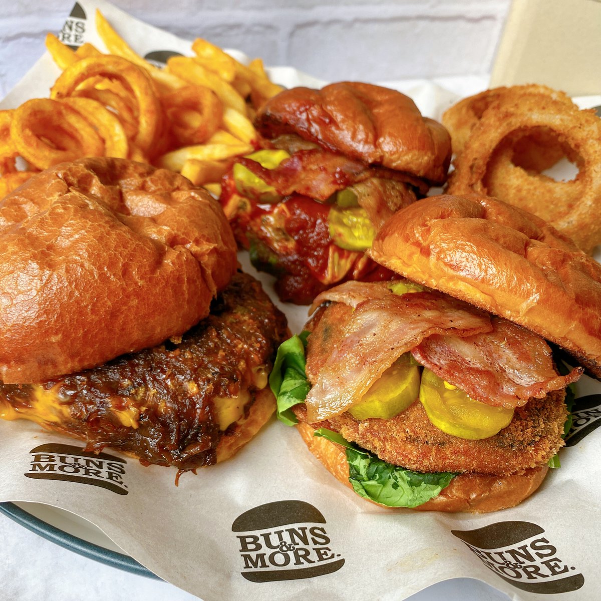 Kin24hrs's tweet photo. หอมตั้งแต่ยังไม่เปิดกล่อง! เบอร์เกอร์จากร้าน @buns_more  🍔 อร่อยมากกกก จัดเต็มทั้งขนาด คุณภาพและความอร่อย มีให้เลือกทั้งเนื้อดรายเอจบดและหมูบด ตัวบันร้านใช้ขนมปังบริยอชที่มีความนุ่มฟู กรอบนอกนุ่มใน หอมเนยสุดๆ ใครกำลังหาเบอร์เกอร์อร่อยๆ ราคาสมเหตุสมผล ห้ามพลาดจริงๆ #อร่อยบอกต่อ https://t.co/3NxNBze5jV