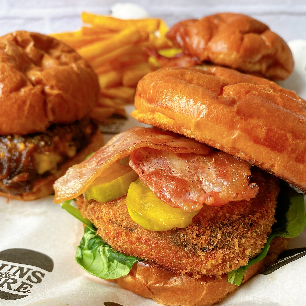 Kin24hrs's tweet photo. หอมตั้งแต่ยังไม่เปิดกล่อง! เบอร์เกอร์จากร้าน @buns_more  🍔 อร่อยมากกกก จัดเต็มทั้งขนาด คุณภาพและความอร่อย มีให้เลือกทั้งเนื้อดรายเอจบดและหมูบด ตัวบันร้านใช้ขนมปังบริยอชที่มีความนุ่มฟู กรอบนอกนุ่มใน หอมเนยสุดๆ ใครกำลังหาเบอร์เกอร์อร่อยๆ ราคาสมเหตุสมผล ห้ามพลาดจริงๆ #อร่อยบอกต่อ https://t.co/3NxNBze5jV