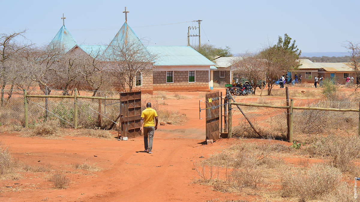 During Africa’s dry season, elephants often stray into villages in search of water, damaging properties in their wake 🐘

<a href="/WWF_Kenya/">WWF-Kenya</a> has helped reduce this human-wildlife conflict by installing solar-powered electric fences &amp; concrete water tanks at schools in Kajiado County 👏