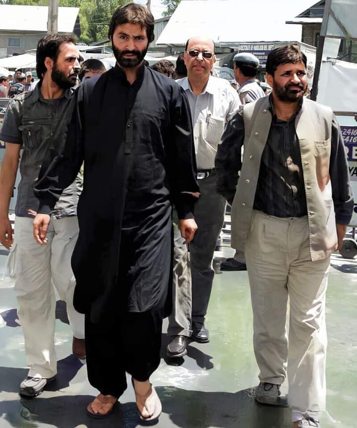 مطمئن ہوں کہ مجھے یاد رکھے گی دنیا
جب بھی اس شہرکی تاریخِ وفالکھےگی
میراماتم اِسی چپ چاپ فضاءمیں ہو گا
میرا نوحہ اِنہی گلیوں کی ہوا لکھے گی
#ReleaseYasinMalik