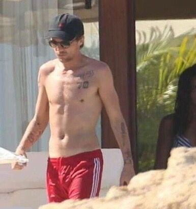 prlouistbr's tweet photo. quote esse tweet com um momento do Louis Tomlinson que fez você pensar "Uau, ELE é tão bonito"

nós começamos com as quatro favoritas da adm https://t.co/42IVzbh6xd