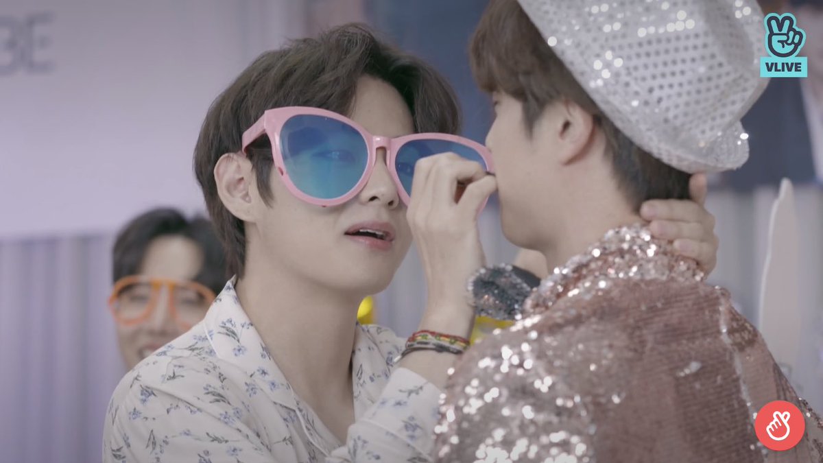 bonobonoya_03's tweet photo. BTS moments that doesn't feel real pt. 2 : A thread https://t.co/P6GDqJSs5q