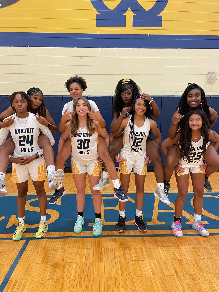 CyleeLeggett's tweet photo. Y'all my family fr!!💙💛 @walnutathletics @Coachlazar https://t.co/TFoG6u6hIE