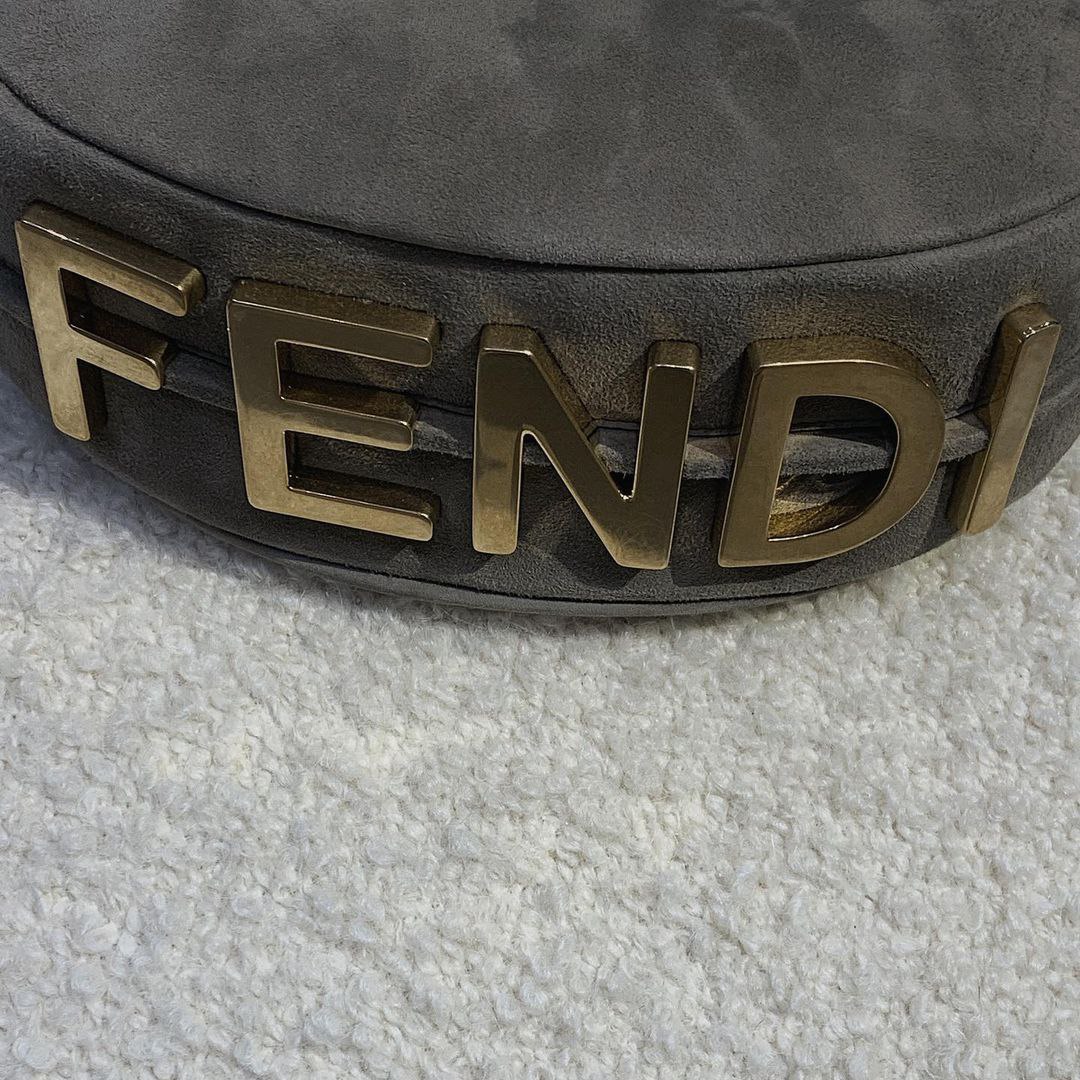 P_Mengsw's tweet image. ᅟᅟᅟᅟ
ᅟᅟᅟᅟ   ♚ -⟲ᚐ𝐏𝚢𝚘 𝐌𝐞𝐧𝐠⬿

⠀                  ⠀ ⸻ 𝔽𝔼ℕ𝔻𝕀 ⌜👠⌟

ᅟᅟ◈᳟᳟— Conhecer um pouco da marca, como modelo, mas principalmente estando dentro da empresa, tem sido primordial para mim. O conceito dos traços e a textura desenvolvida em 

(+)