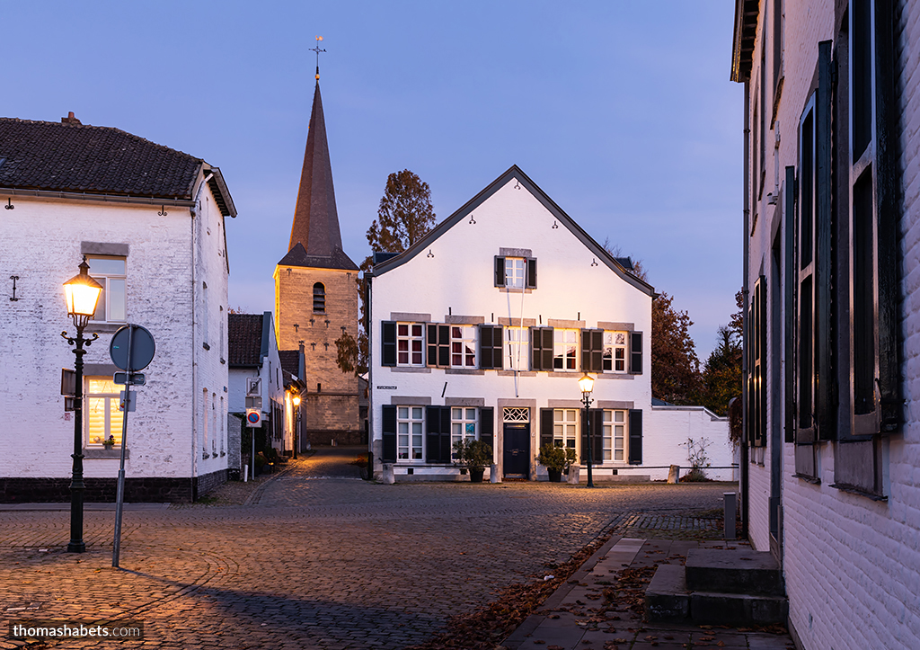 THPMHabets's tweet photo. Beautiful ‘#bluehour’ conditions in #Eijsden, #Netherlands. View on the St. Christinakerk (church; 1508 AD) located at the Vroenhof. For more, please visit https://t.co/IK9sppt2RX. #travel #limburg #canon #europe #nederland #wanderlust #travelblogger #dutch #sunset @magnifiekZL https://t.co/92z1vVA4WF