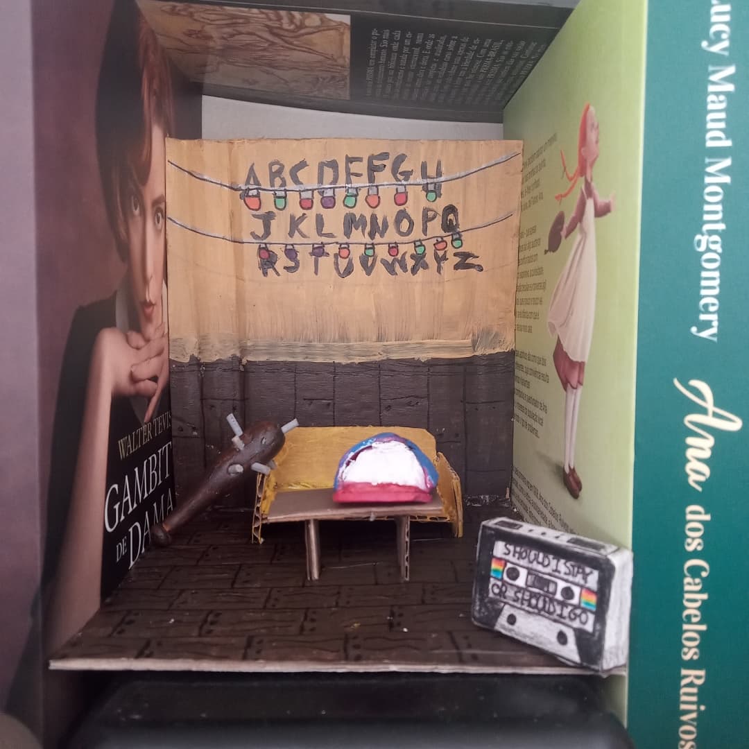 shell_artes's tweet photo. Stranger things a minha série favorita por isso pensei em fazer esta decoração para a minha estante anciosa para a quarta temporada https://t.co/d2aI9EYhGY