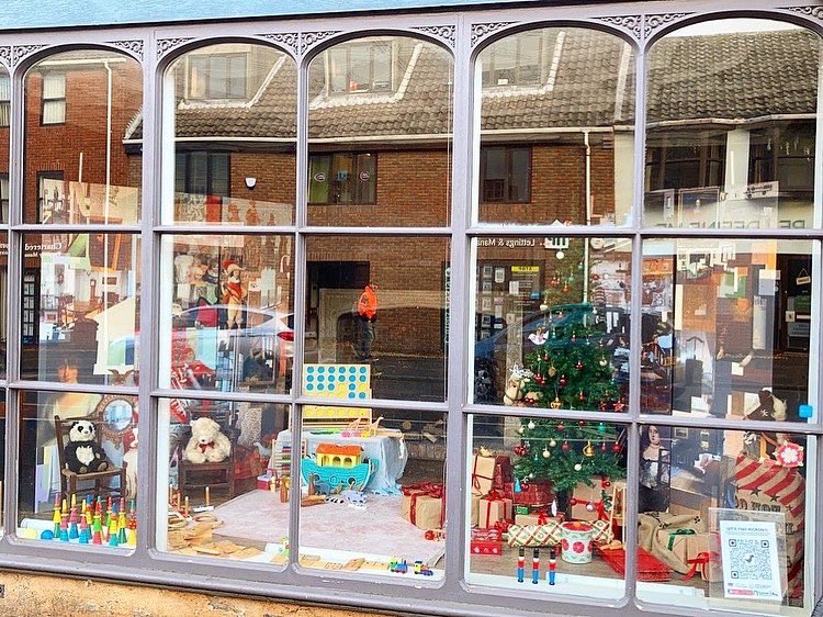 KillingBdesigns's tweet photo. The Christmas window at @StrangersHall looks very Christmassy! 🎄🪵❄️
#strangershall #museumsofnorwich #vintagetoys #christmaswindow #norwich #norwichlife #norfolk #norfolklife #norfolkmuseums https://t.co/DZV5iAhExd