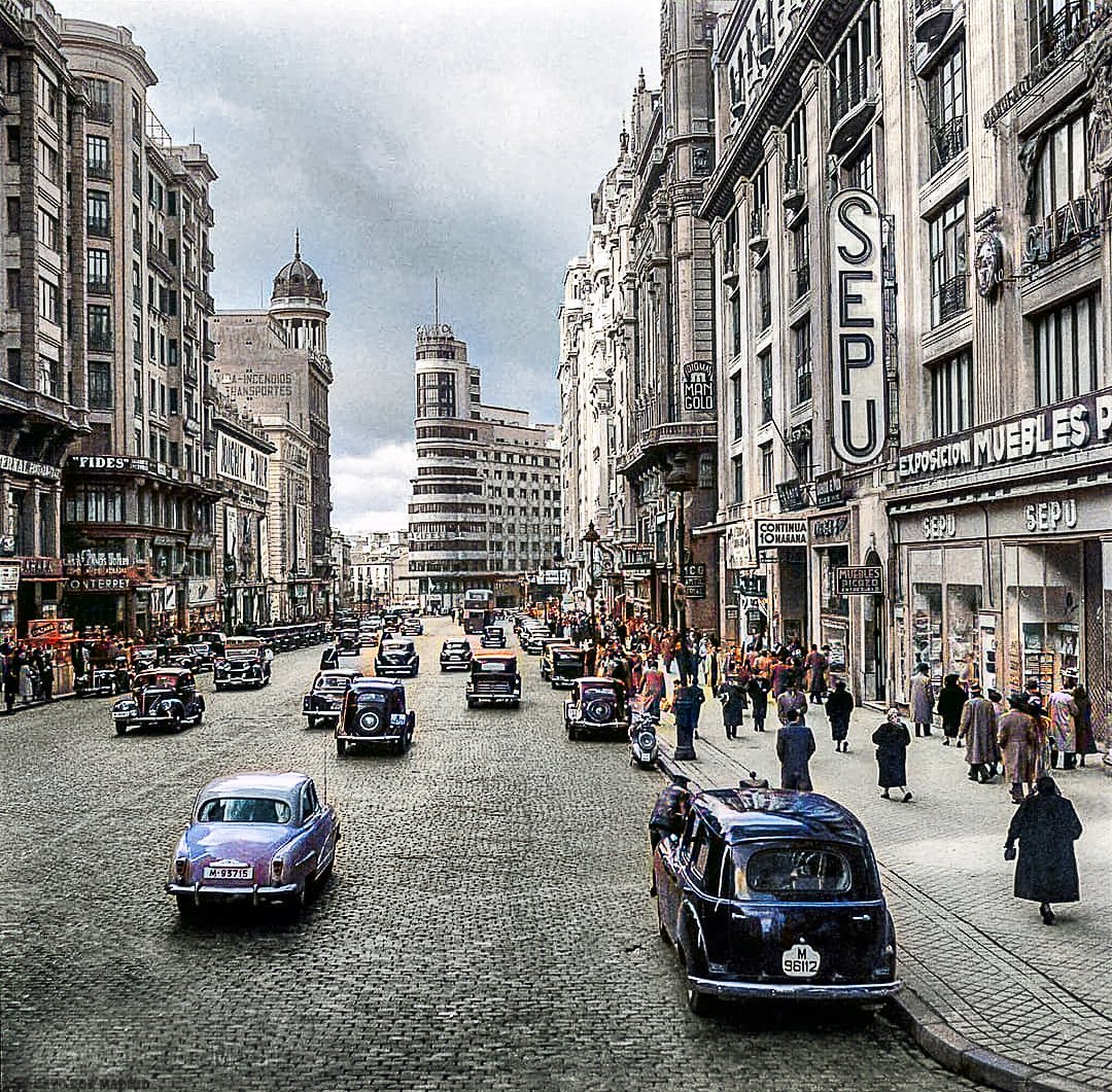 gatopormadrid's tweet photo. Esta es una de las fotografías más bonitas que tengo de la Gran Vía de Madrid.

¿Qué os parece?

📷 1954 https://t.co/DCrfn3lXMs