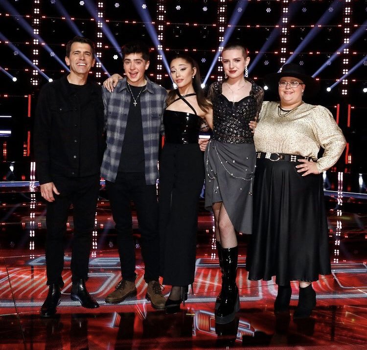 AGUPDATEARG's tweet photo. Nueva foto del #TeamAriana 🤍 https://t.co/pAUbz5Siul