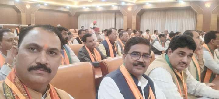 GopalSa06953984's tweet photo. छत्तीसगढ़ भाजपा प्रदेश कार्यालय कुशाभाऊ ठाकरे परिसर में प्रदेश कार्यसमिति की बैठक में प्रदेश प्रभारी श्रीमती @PurandeswariBJP Purandeswari जी, राष्ट्रीय उपाध्यक्ष @drramansingh जी,प्रदेश अध्यक्ष श्री @vishnudsai जी, समस्त पदाधिकारियों के साथ। https://t.co/XPzpWe1bRX
