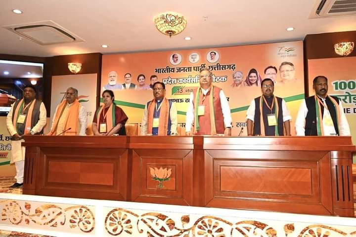 GopalSa06953984's tweet photo. छत्तीसगढ़ भाजपा प्रदेश कार्यालय कुशाभाऊ ठाकरे परिसर में प्रदेश कार्यसमिति की बैठक में प्रदेश प्रभारी श्रीमती @PurandeswariBJP Purandeswari जी, राष्ट्रीय उपाध्यक्ष @drramansingh जी,प्रदेश अध्यक्ष श्री @vishnudsai जी, समस्त पदाधिकारियों के साथ। https://t.co/XPzpWe1bRX