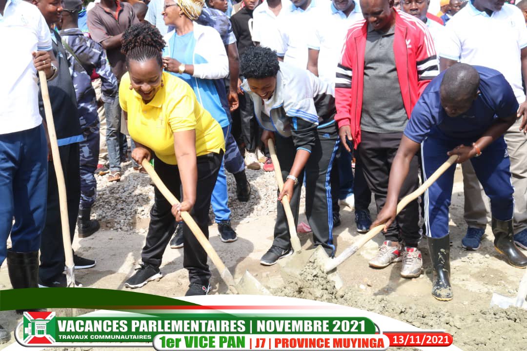 nshingamateka's tweet photo. Ce samedi, le 1er Vice-pdt de l'A.N (Hon. @DrNtakarutimana) associé aux parlementaires élus dans la circonscription de la @MuyingaProvince &amp; d'autres catégories socio-professionnelles, a pris part aux travaux de construction du building qui abritera les bureaux de cette province. https://t.co/Hatp0JcPWZ