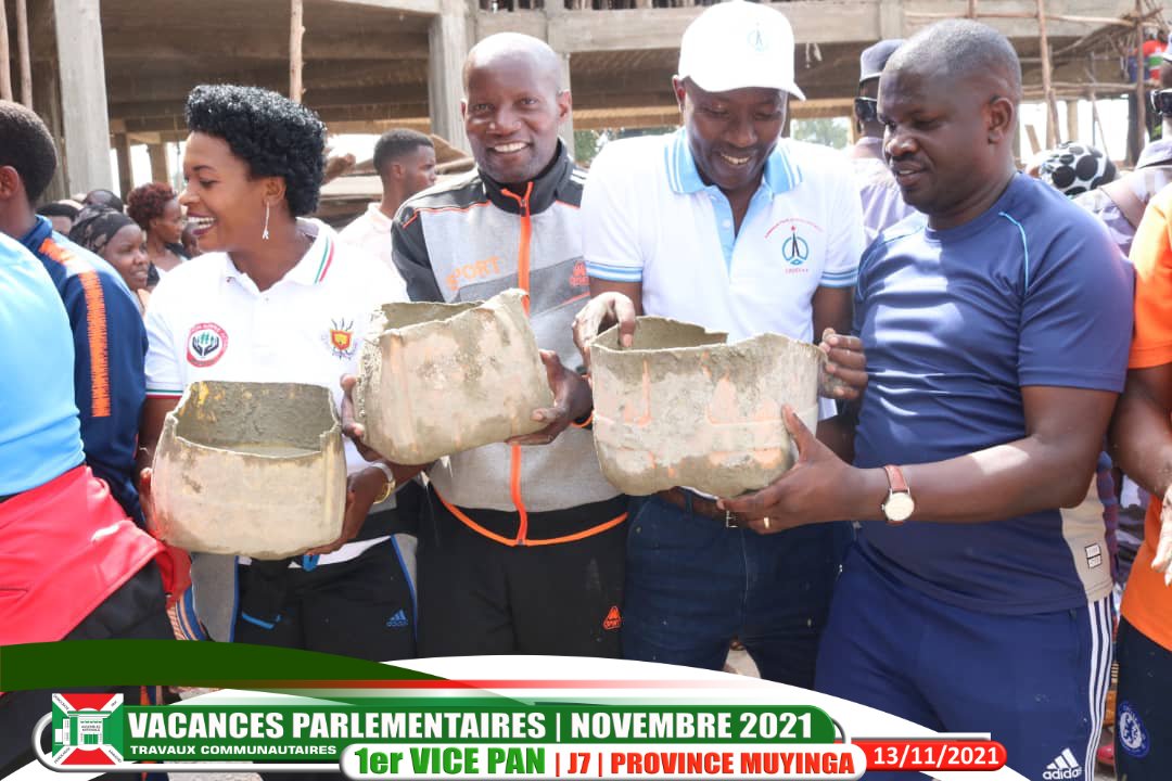 nshingamateka's tweet photo. Ce samedi, le 1er Vice-pdt de l'A.N (Hon. @DrNtakarutimana) associé aux parlementaires élus dans la circonscription de la @MuyingaProvince &amp; d'autres catégories socio-professionnelles, a pris part aux travaux de construction du building qui abritera les bureaux de cette province. https://t.co/Hatp0JcPWZ