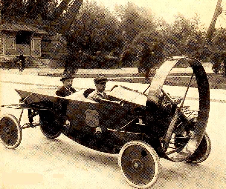 CarsNewsTV's tweet photo. Herkes uçan otomobilleri düşünürken, geçmişte tam tersi de vardı;
1919 Fransa üretimi #Leyat #Hélica
250kg kontraplak gövdesi, tandem oturma şekli, arka teker yönlendirmesi, tekerleri değil pervaneyi döndüren 8HP Scorpion motor ile 171km/h hıza ulaşan tam bir kanatsız uçak idi. https://t.co/rK1mH0Q6XS