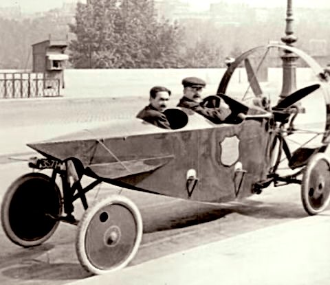 CarsNewsTV's tweet photo. Herkes uçan otomobilleri düşünürken, geçmişte tam tersi de vardı;
1919 Fransa üretimi #Leyat #Hélica
250kg kontraplak gövdesi, tandem oturma şekli, arka teker yönlendirmesi, tekerleri değil pervaneyi döndüren 8HP Scorpion motor ile 171km/h hıza ulaşan tam bir kanatsız uçak idi. https://t.co/rK1mH0Q6XS