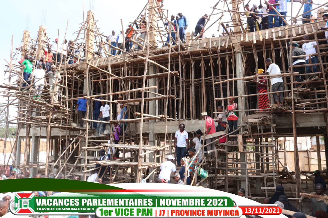 nshingamateka's tweet photo. Ce samedi, le 1er Vice-pdt de l'A.N (Hon. @DrNtakarutimana) associé aux parlementaires élus dans la circonscription de la @MuyingaProvince &amp; d'autres catégories socio-professionnelles, a pris part aux travaux de construction du building qui abritera les bureaux de cette province. https://t.co/Hatp0JcPWZ