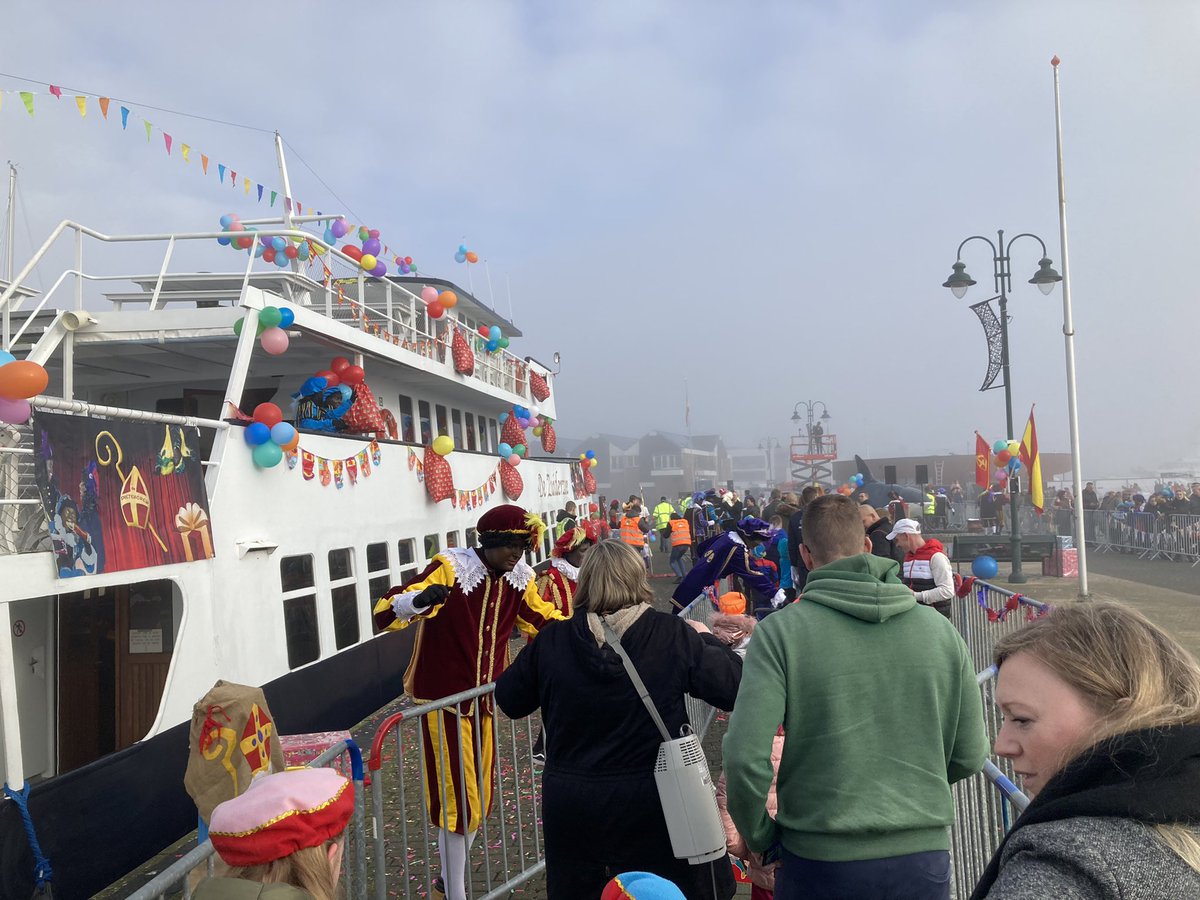Super georganiseerde #Sinterklaasintocht op #Urk. Een leuke sfeer, enthousiaste Zwarte Pieten en veel interactie met de kleintjes. Complimenten voor de organisatie <a href="/Suunterklaos/">Sint Nicolaas</a>