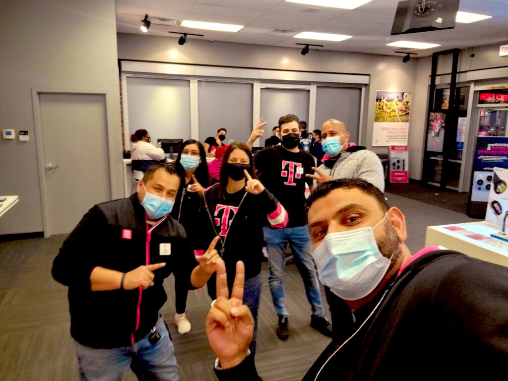 megan_llorens's tweet photo. Got to see these rockstar teams in action, #CreatingHappyCustomers is just what they do! #MidwestMagic #LoyaltyGoesHard https://t.co/MSvE0H9KQy