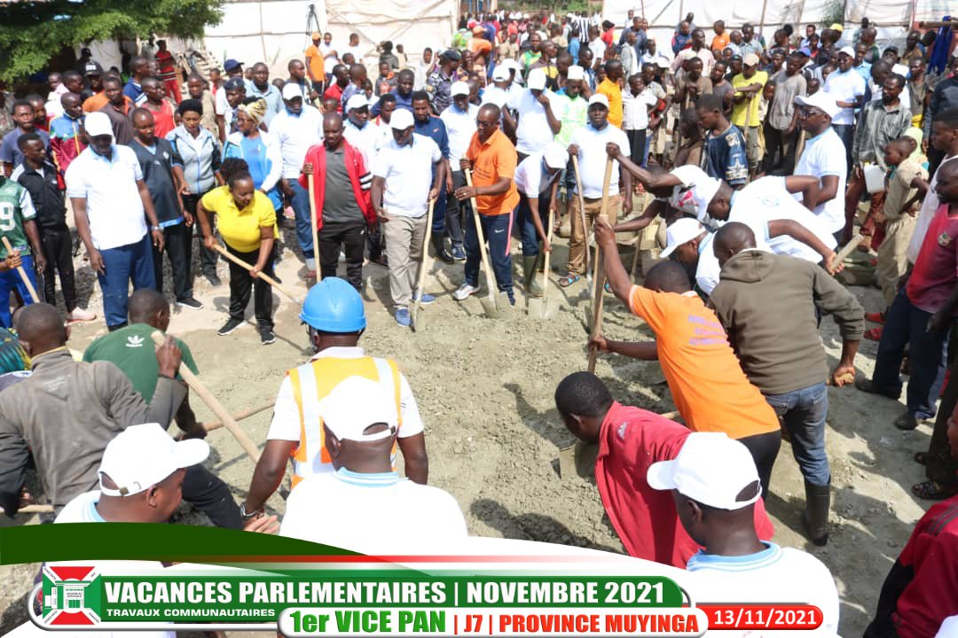 Ce samedi, le 1er Vice-pdt de l'A.N (Hon. <a href="/DrNtakarutimana/">Hon Dr Sabine Ntakarutimana</a>) associé aux parlementaires élus dans la circonscription de la @MuyingaProvince &amp; d'autres catégories socio-professionnelles, a pris part aux travaux de construction du building qui abritera les bureaux de cette province.