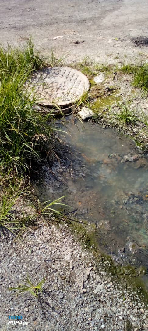 egonzalc's tweet photo. @Hidrocentro2011 múltiples botes de aguas negras en Av. 1 de Ciudad Jardin Mañongo Naguanagua. https://t.co/FbpE7RaGdz