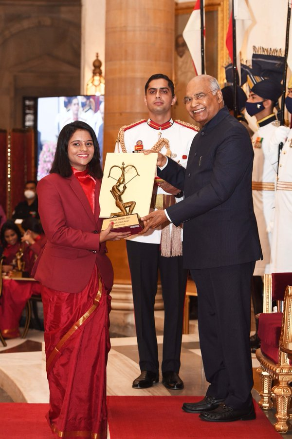 Office of Mr. Anurag Thakur on Twitter: "President Kovind confers Arjuna  Award, 2021 on Ms. Himani Uttam Parab in recognition of her achievements in  Mallakhamb. • Gold Medal in Overall Championship in