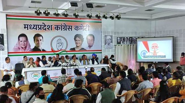 LokendraParasar's tweet photo. मोदी....मोदी...मोदी @INCMP कार्यालय https://t.co/seYLcNH7OL