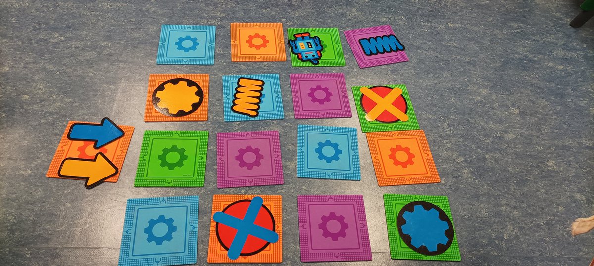 al387358's tweet photo. Esta semana hemos visto robots y juegos que potencian en las niñas y niños el pensamiento computacional
#MI1855B https://t.co/dHR22FynYu