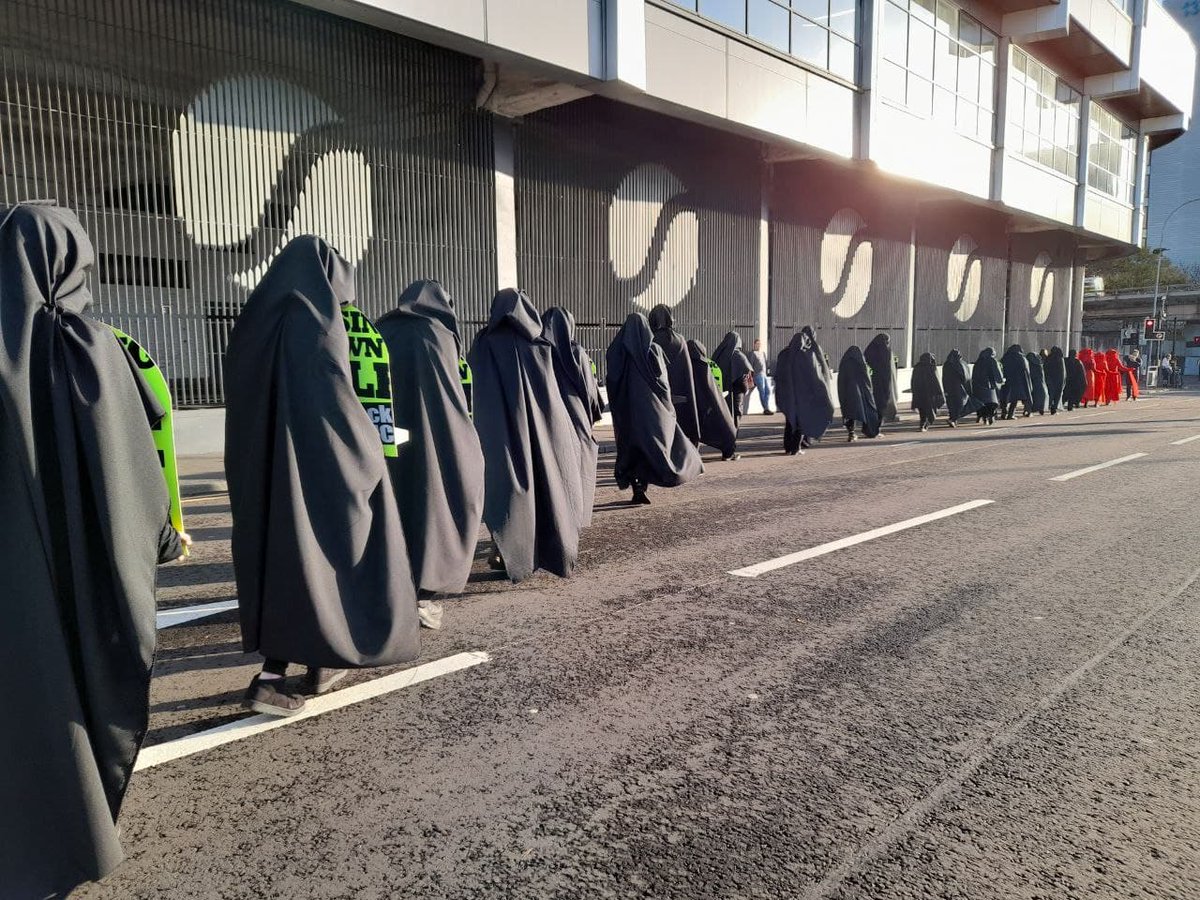 MidiaNINJA's tweet photo. On the way to Blue Zone, in Glasgow, right now! 👀
📸 @maximwithey max withey #Copcollab26
#COP26Coalition #Copcollab26 #ClimateJusticeNow #globaldayofaction #COP26 https://t.co/qMbyQcO4Oz