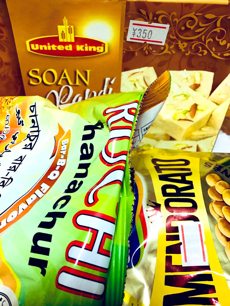 バングラデシュの店長さんがいるお店でお菓子を買う。 