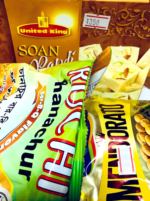 バングラデシュの店長さんがいるお店でお菓子を買う。 