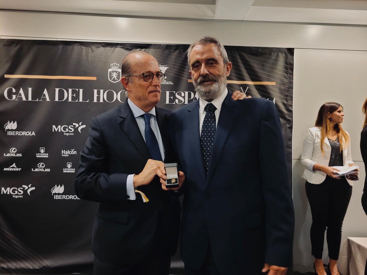 Lola_Riera's tweet photo. Mi padre ha recibido la insignia de oro de la RFEH, un reconocimiento a su trabajo y entrega por el hockey. 
Muy orgullosa y agradecida por todo su esfuerzo durante tantos años. 
Convirtió nuestra pasión en la suya y gracias a ello he conseguido tantos sueños inimaginables. ♥️ https://t.co/JLTWmrnDAs