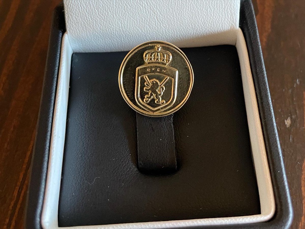 Lola_Riera's tweet photo. Mi padre ha recibido la insignia de oro de la RFEH, un reconocimiento a su trabajo y entrega por el hockey. 
Muy orgullosa y agradecida por todo su esfuerzo durante tantos años. 
Convirtió nuestra pasión en la suya y gracias a ello he conseguido tantos sueños inimaginables. ♥️ https://t.co/JLTWmrnDAs