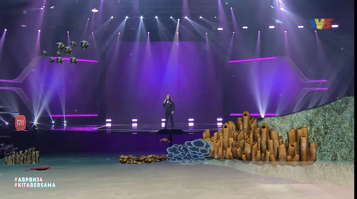 khaliq_ghazali's tweet photo. Kejadah apa time perform pakai effect dalam laut macam ni? Tiba-tiba ada sekor ikan paus besor belakang mcm tu, ada ketam sekor atas pentas?

Takde sorang pun warga tv3 bagitau team ABPBH yg effect mcm ni BURUK ke ek? Ke suruh budak intern yg buat?

#ABPBH34 @tv3malaysia https://t.co/PnyJc7ZBzn