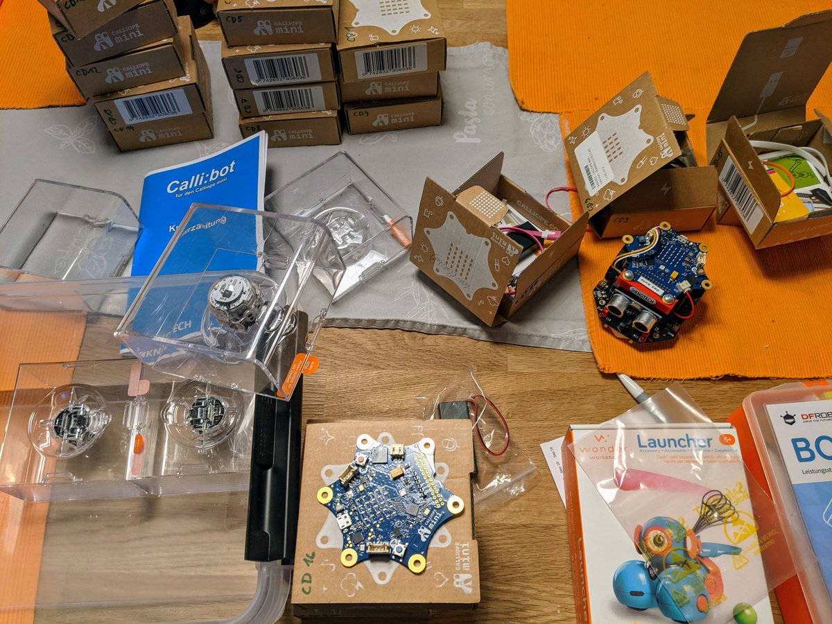 coderDojoMS's tweet image. Kleine Gadget-Inventur vor unserem ersten Präsenz-#coderdojo seit 18 Monaten. Wir freuen uns auf morgen!
