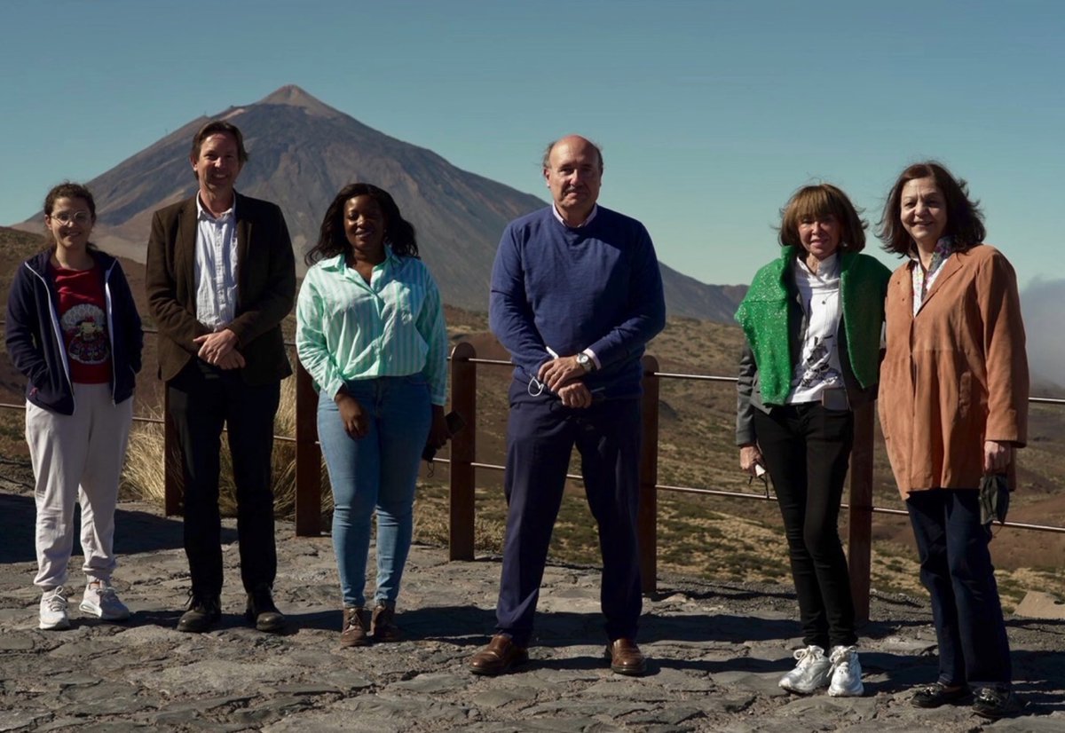 MujeresxAfrica's tweet photo. Visitando el Observatorio del @IAC_Astrofisica en el Teide, con su director e investigadores, entre ellos Brenda Namumba. Impresionantes telescopios de una de las instalaciones de observación más importantes del mundo. https://t.co/9wigWr1ucU